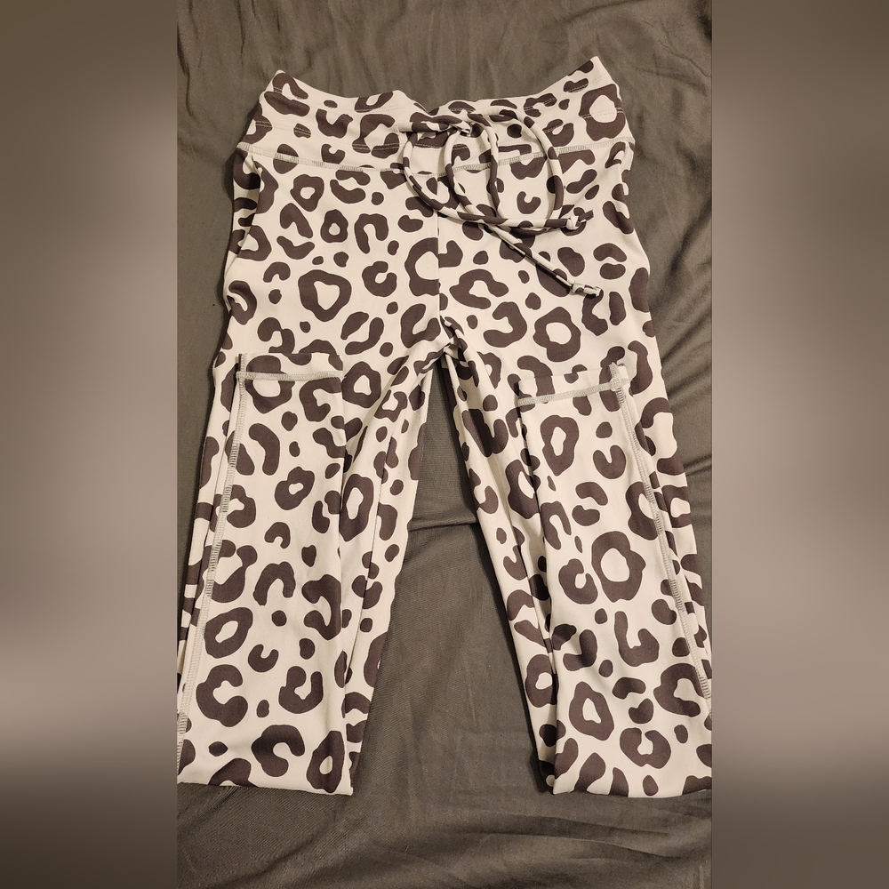 Leopard booty scrunch leggings size small